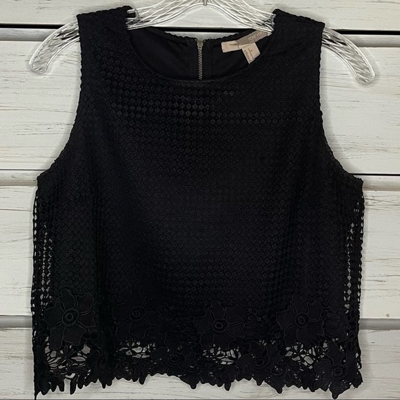 Forever 21 Tops - Black Forever 21 Size Small Floral Lace Overlay Solid Black Under Lay Crop Top.